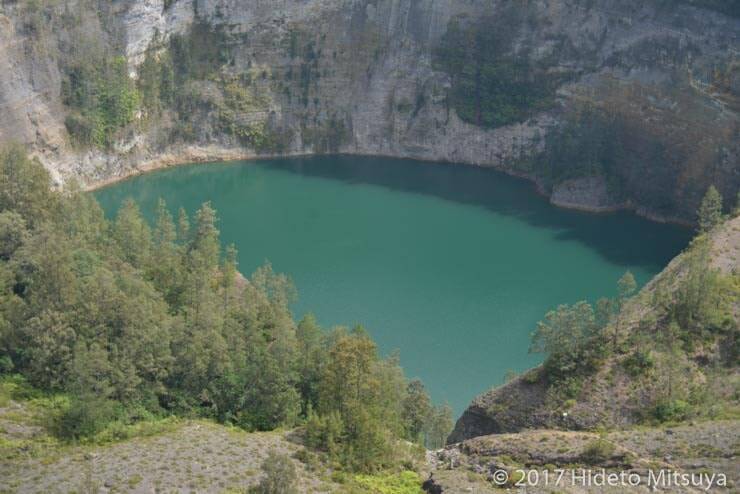 【世界の絶景】インドネシアの山奥に眠る3色に輝く火口湖