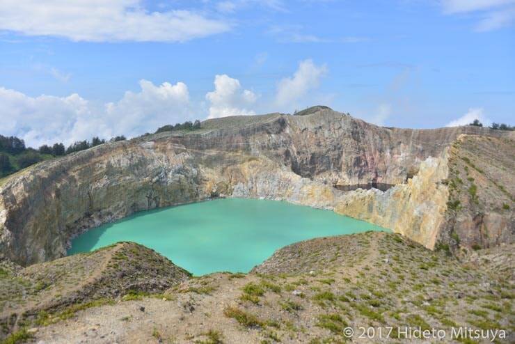 【世界の絶景】インドネシアの山奥に眠る3色に輝く火口湖
