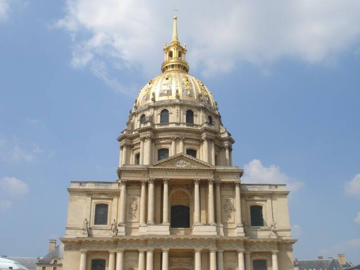 フランス・パリで、ナポレオンが眠る地アンヴァリッドで彼の生涯に思いを馳せる