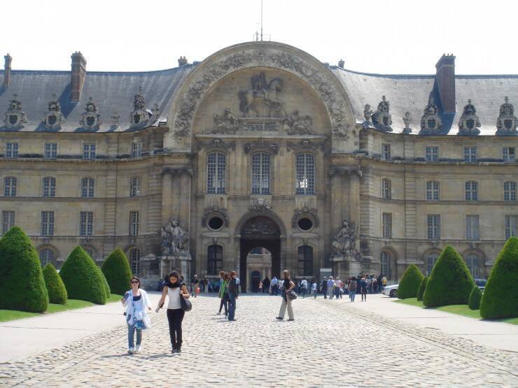 フランス・パリで、ナポレオンが眠る地アンヴァリッドで彼の生涯に思いを馳せる