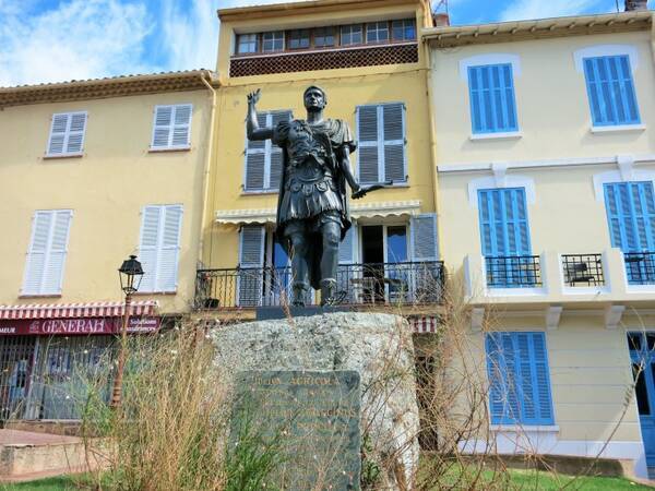 まるで海の中のような幻想的空間 あのジャン コクトーが最後に手掛けた 南仏 フレジュスの礼拝堂 17年3月24日 エキサイトニュース まるで海の中のような幻想的空間 あのジャン コクトーが最後に手掛けた 南仏 フレジュスの礼拝堂 17年3月24日 エキサイトニュース