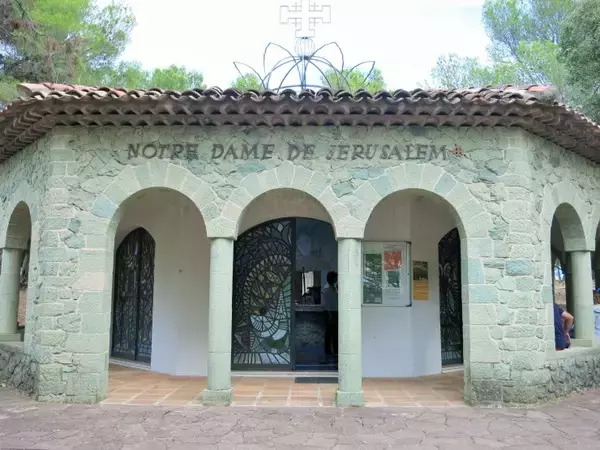 「まるで海の中のような幻想的空間！あのジャン・コクトーが最後に手掛けた、南仏・フレジュスの礼拝堂」の画像