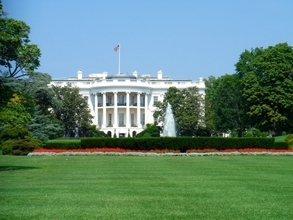 アメリカ、ワシントンD.C.にあるリンカーン記念堂でアメリカの歴史に思いを馳せる
