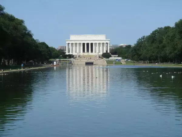 「アメリカ、ワシントンD.C.にあるリンカーン記念堂でアメリカの歴史に思いを馳せる」の画像
