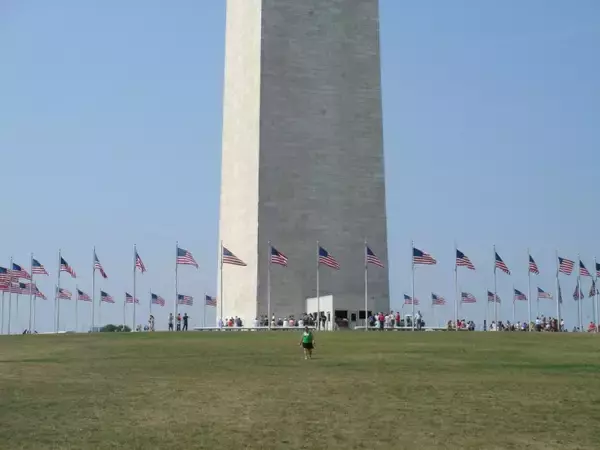 「アメリカ、ワシントンD.C.にあるリンカーン記念堂でアメリカの歴史に思いを馳せる」の画像