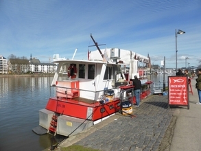 川に浮かぶ船まるごとケバブ屋さん！ドイツ・フランクフルトのマイン川に浮かぶ船でケバブを味わう
