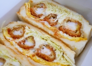 これぞ名古屋を代表するサンドイッチ！？豪快にエビを3本サンドした「エビフライサンド」は老舗ならではの味！名古屋市中区「コンパル」