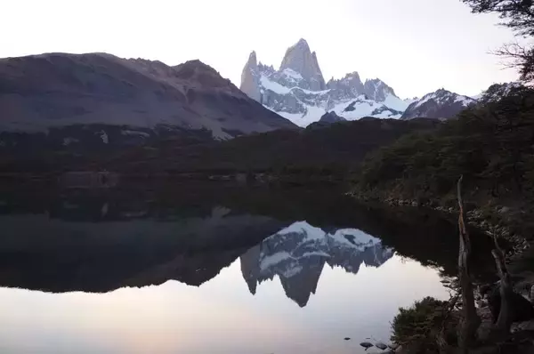「【世界の絶景】パタゴニアのフィッツ・ロイで奇跡の朝日を見る」の画像