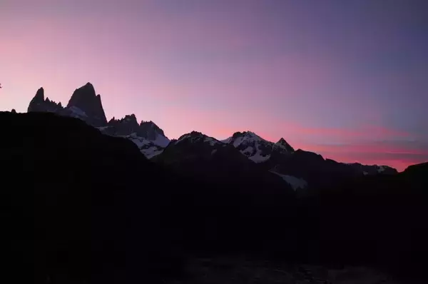 「【世界の絶景】パタゴニアのフィッツ・ロイで奇跡の朝日を見る」の画像