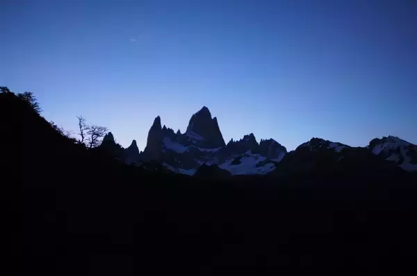 「【世界の絶景】パタゴニアのフィッツ・ロイで奇跡の朝日を見る」の画像