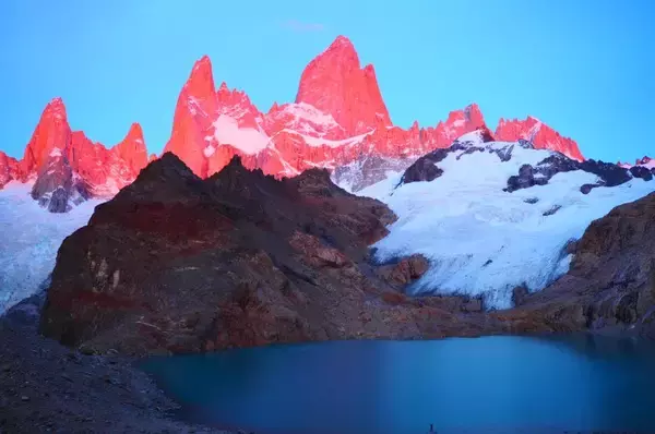 「【世界の絶景】パタゴニアのフィッツ・ロイで奇跡の朝日を見る」の画像