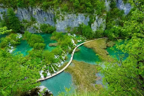 【世界の絶景】水と緑の楽園が見せる絶景！クロアチアの世界遺産・プリトヴィツェ湖群国立公園