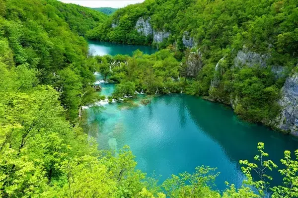 「【世界の絶景】水と緑の楽園が見せる絶景！クロアチアの世界遺産・プリトヴィツェ湖群国立公園」の画像