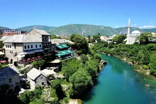 世界遺産の橋に平和への祈りを込めて、エキゾチックなボスニア・ヘルツェゴビナの古都モスタルを歩く