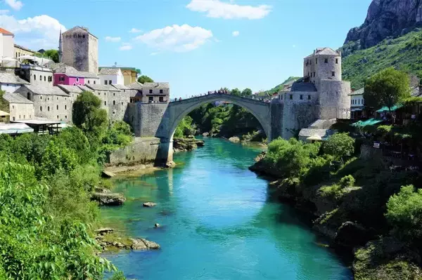 「世界遺産の橋に平和への祈りを込めて、エキゾチックなボスニア・ヘルツェゴビナの古都モスタルを歩く」の画像