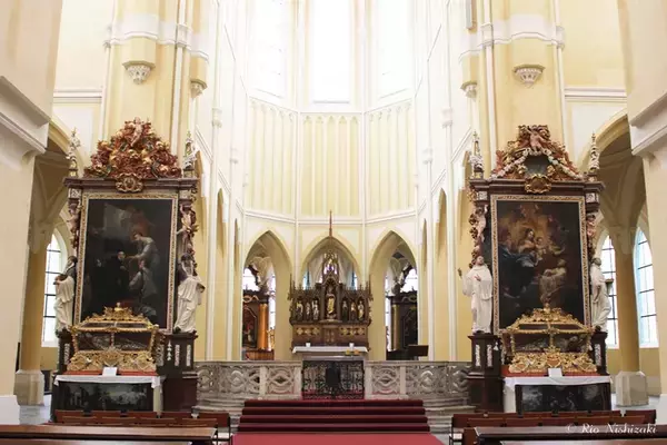 「パステルカラーの光の教会 / チェコ・クトナーホラの聖母マリア大聖堂は外観とのギャップが凄い！」の画像