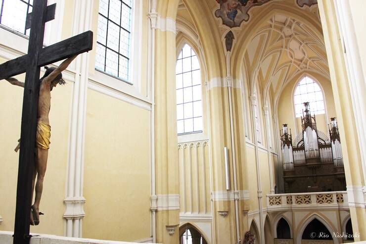 パステルカラーの光の教会 / チェコ・クトナーホラの聖母マリア大聖堂は外観とのギャップが凄い！