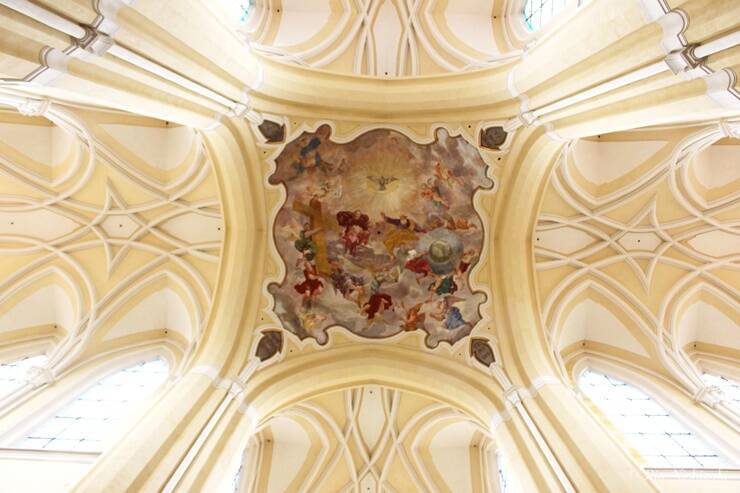 パステルカラーの光の教会 / チェコ・クトナーホラの聖母マリア大聖堂は外観とのギャップが凄い！