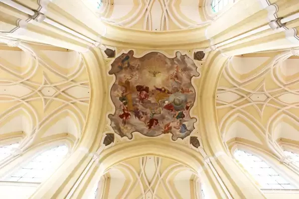 「パステルカラーの光の教会 / チェコ・クトナーホラの聖母マリア大聖堂は外観とのギャップが凄い！」の画像