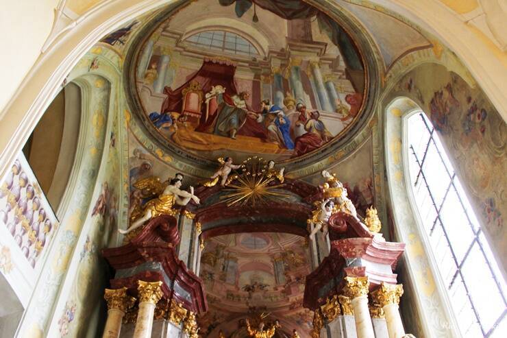 パステルカラーの光の教会 / チェコ・クトナーホラの聖母マリア大聖堂は外観とのギャップが凄い！