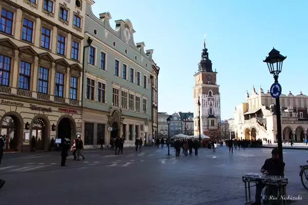 「ポーランド・クラクフで東欧雑貨ハント！華やかなクラクフ中央広場の織物会館」の画像