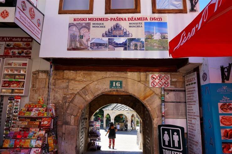 世界遺産の橋を一望するボスニア・ヘルツェゴビナの古都モスタルの絶景モスク「コスキ・メフメット・パシナ・ジャーミヤ」