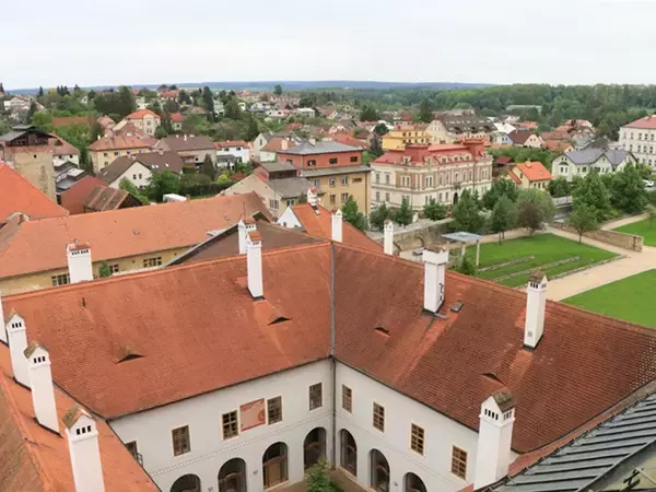 「チェコ・リトミシュル聖十字架発見教会 / 屋上から見る世界遺産リトミシュル城」の画像