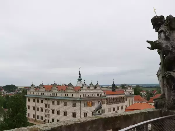 「チェコ・リトミシュル聖十字架発見教会 / 屋上から見る世界遺産リトミシュル城」の画像
