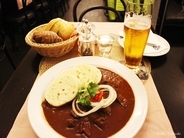 チェコ・プラハ旧市街のレストラン「プシュキン」で伝統料理グラーシュやチェコビールを堪能