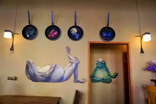 「エストニア・タリンの伝説的カフェ「コンプレッサー」でボリューム満点パンケーキに挑戦」の画像