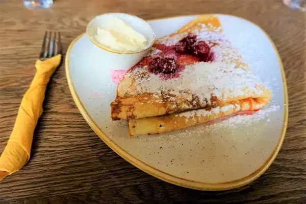 「エストニア・タリンの伝説的カフェ「コンプレッサー」でボリューム満点パンケーキに挑戦」の画像