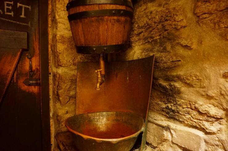 【世界のカフェ】15世紀へようこそ！エストニア・タリンの中心で中世体験ができる個性派カフェ「3ドラーコン」