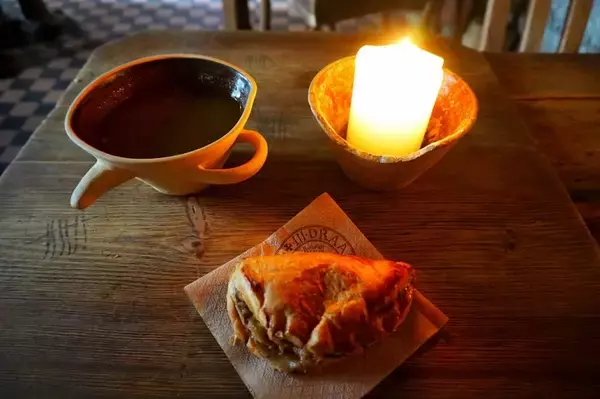 「【世界のカフェ】15世紀へようこそ！エストニア・タリンの中心で中世体験ができる個性派カフェ「3ドラーコン」」の画像