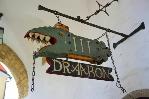 「【世界のカフェ】15世紀へようこそ！エストニア・タリンの中心で中世体験ができる個性派カフェ「3ドラーコン」」の画像