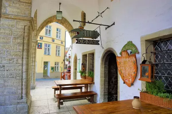 「【世界のカフェ】15世紀へようこそ！エストニア・タリンの中心で中世体験ができる個性派カフェ「3ドラーコン」」の画像