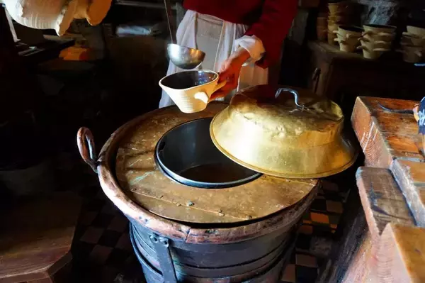 「【世界のカフェ】15世紀へようこそ！エストニア・タリンの中心で中世体験ができる個性派カフェ「3ドラーコン」」の画像