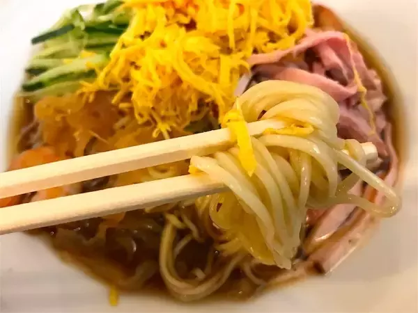 「【日本麺紀行】日本橋の路地裏に佇む老舗町中華「大勝軒」で絶品の冷やし中華を味わう」の画像