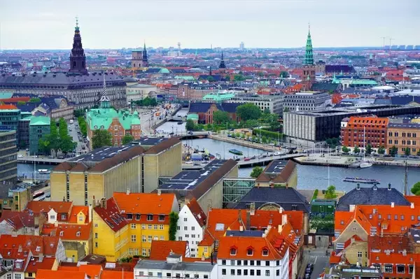 「デンマーク・コペンハーゲンを一望する穴場的絶景スポット、救世主教会の塔にのぼってみた」の画像