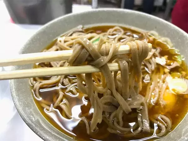 「【日本麺紀行】定員たったの2名!?日本で最も狭い立ち食い蕎麦屋 / 長野県塩尻市の「そば処 桔梗（ききょう）」」の画像