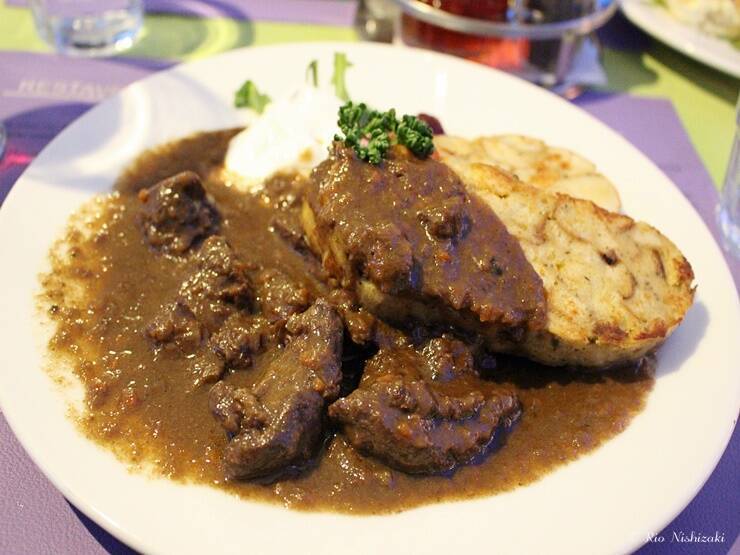 リバーサイドの夜景を眺めながらスロベニア料理を堪能！レストランアロマの鹿肉のゴラーシュ