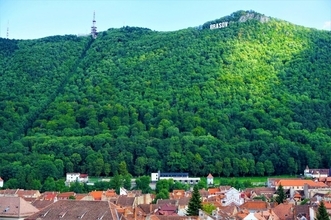 ルーマニアの美しき中世の町・ブラショフの絶景を望むトゥンパ山にのぼる