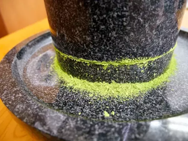 「抹茶を作って味わう！京都・宇治市「福寿園宇治茶工房」の石臼で抹茶づくりを体験してみた」の画像