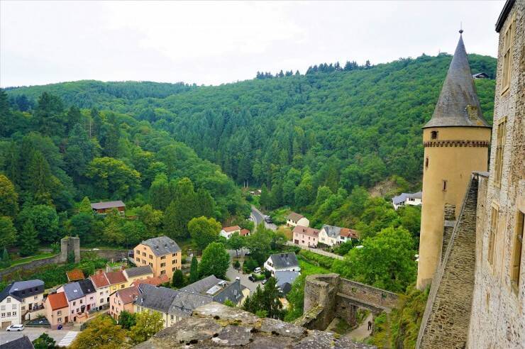 天皇陛下も訪れた「森と渓谷の国」、ルクセンブルク随一の名城・ヴィアンデン城