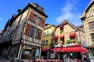 コルクの形をした美術館のような町、木組みの家々が並ぶフランスの古都・トロワ