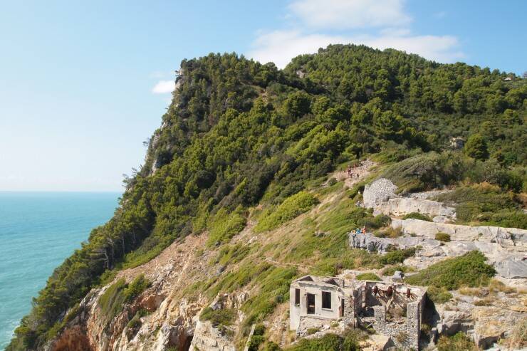 エメラルドグリーンの海とカラフルな町並み、イタリアの世界遺産ポルトヴェーネレが美しすぎる