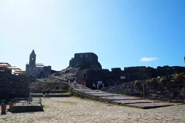「エメラルドグリーンの海とカラフルな町並み、イタリアの世界遺産ポルトヴェーネレが美しすぎる」の画像