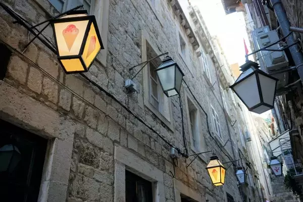 「【世界のカフェ】クロアチアのおふくろのおやつ・パラチンケが楽しめるのカフェ / アドリア海の真珠・ドゥブロヴニク「ドルチェ・ヴィータ」」の画像