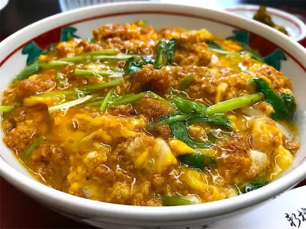 「三島由紀夫が最後の晩餐に選んだお店で絶品の親子丼を堪能しよう / 東京・新橋「末げん」のかま定食」の画像