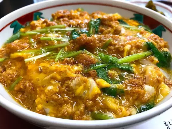 「三島由紀夫が最後の晩餐に選んだお店で絶品の親子丼を堪能しよう / 東京・新橋「末げん」のかま定食」の画像