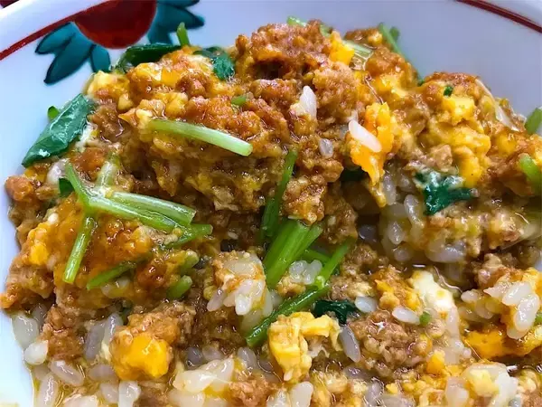 「三島由紀夫が最後の晩餐に選んだお店で絶品の親子丼を堪能しよう / 東京・新橋「末げん」のかま定食」の画像